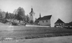 kostel se zvonicí a hřbitovem