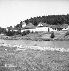 pohled na kostelní areál přes Vltavu
