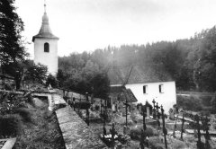 historické foto kostela a zvonice