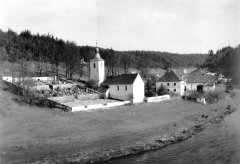 zvonice před odstřelem, exhumace hřbitova