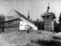 replika zvonice a přestěhovaný kostel - sundávání lešení