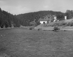 historické foto zvonice a kostela