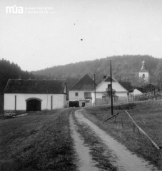 historické foto zvonice (v pozadí)