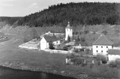 zvonice před odstřelem, exhumace hřbitova