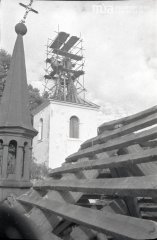 rozebírání krovů zvonice a kostela