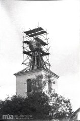rozebírání střechy zvonice