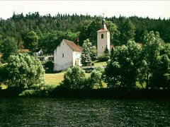 pohled na kostelní areál přes řeku