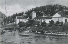 pohled na kostelní areál přes řeku