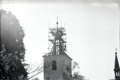 rozebírání střechy zvonice