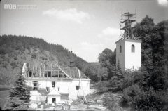 rozebírání střechy zvonice