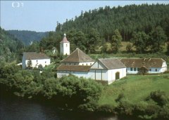 pohled na kostelní areál přes řeku