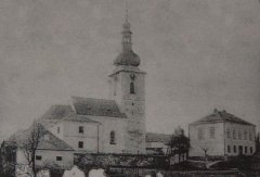 historické foto fary (vpravo od kostela)