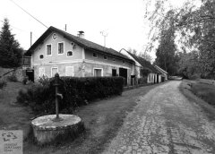 starší foto bývalé synagogy (v pozadí uličky)