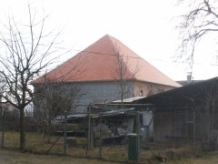 pohled zezadu zprava - nová střecha
