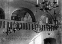 arkády galerie pro ženy z hlavního sálu synagogy