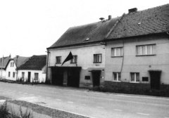 západní průčelí synagogy a židovské školy