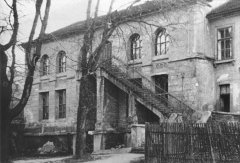 starší foto synagogy (vlevo) a školy (vpravo)