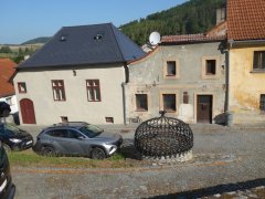 pohled zepředu zprava