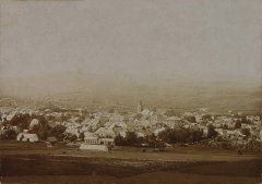 historické foto města se hřbitovem (vpravo)