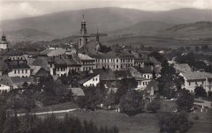 pohled na hřbitov (vpravo dole)
