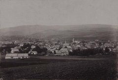 historické foto města se hřbitovem (vpravo)