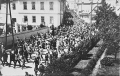 hřbitov v městské zástavbě (vlevo)