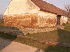 odkryté základy kostela - pohled zepředu zprava