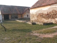 odkryté základy kostela - pohled zezadu zprava