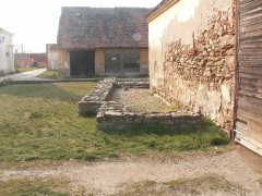 odkryté základy kostela - pohled zezadu 