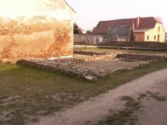 odkryté základy kostela - pohled zepředu zleva