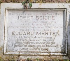 jeden z náhrobků