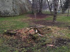 pomník pruských dělostřelců před opravou