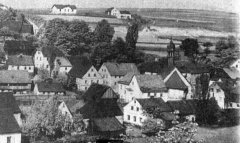 historické foto části města s kaplí (vpravo od středu)