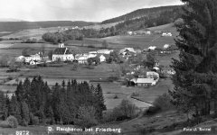 dobová pohlednice vsi s kostelem a kaplí (kaple mezi dvěma domy nejvíce v popředí)