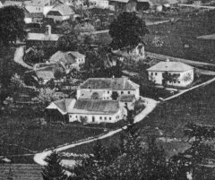 historické foto kaple (mezi dvěma domy nejvíce v popředí - výřez)