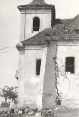 historické foto kaple (v pozadí za kostelíkem)