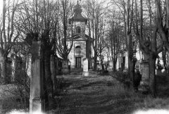 historické foto hrobky (vpravo, v pozadí)