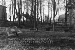 historické foto hrobky (zcela vlevo)
