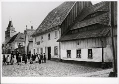 historické foto kaple (vlevo od dvojice domů v popředí)