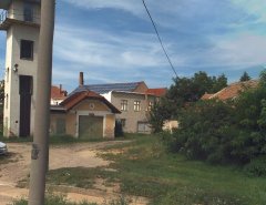 pohled zepředu zleva (vpravo od hasičské zbrojnice)