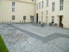 zvýrazněný půdorys kostela na nádvoří