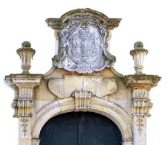 čelní pohled – hlavní vchod - detail