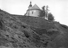 kostel nad bývalým lomem