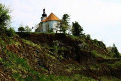 pohled na kostel a bývalý lom na tuf