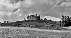 kostel nad bývalým lomem
