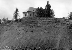 kostel nad bývalým lomem