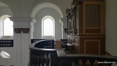 interiér - kůr s varhanami