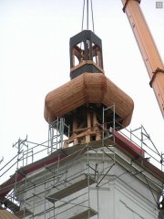 umisťování nového zakončení věže