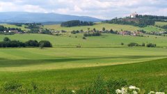 Uhlířský vrch vpravo, v popředí Moravskoslezský Kočov, v pozadí Praděd 1492 m n. m.