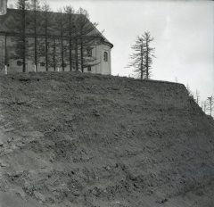 kostel nad bývalým lomem